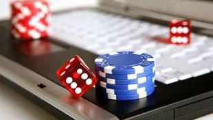 Người chơi truy cập bàn live casino r99 trên điện thoại
